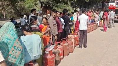 People are worried to buy cylinders in Chandigarh, having to stand in queues for hours outside gas agencies