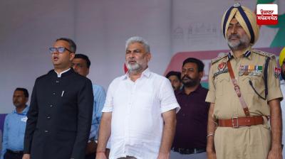 ਪੁਲਿਸ ਲਾਈਨ ਗਰਾਊਂਡ ਤਰਨ ਤਾਰਨ 'ਚ ਕੈਬਨਿਟ ਮੰਤਰੀ ਲਾਲ ਚੰਦ ਕਟਾਰੂਚੱਕ ਨੇ ਅਦਾ ਕੀਤੀ ਰਾਸ਼ਟਰੀ ਝੰਡਾ ਲਹਿਰਾਉਣ ਦੀ ਰਸਮ