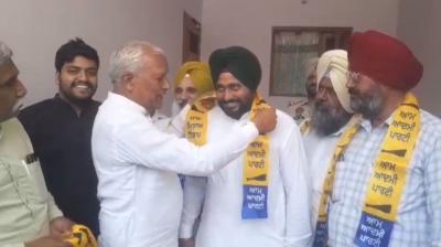 ਆਮ ਆਦਮੀ ਪਾਰਟੀ ’ਚ ਸ਼ਾਮਿਲ ਹੁੰਦੇ ਹੋਏ ਲੋਕ 