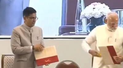 Symbol of clean India: PM Modi did this work at the launch of postage stamp