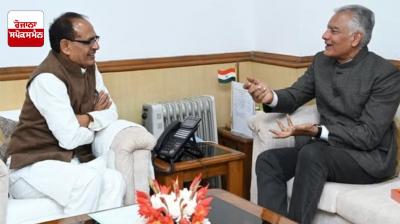 ਸੁਨੀਲ ਜਾਖੜ ਨੇ ਕੇਂਦਰੀ ਖੇਤੀਬਾੜੀ ਮੰਤਰੀ ਸ਼ਿਵਰਾਜ ਸਿੰਘ ਚੌਹਾਨ ਨਾਲ ਗੱਲਬਾਤ ਕਰਦੇ ਹੋਏ 