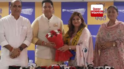 Punjab AAP President Aman Arora inducts Dr. Pooja Singh into the party
