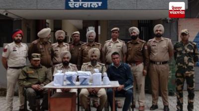 ਪੁਲਿਸ ਅਧਿਕਾਰੀ ਜਾਣਕਾਰੀ ਦਿੰਦੇ ਹੋਏ 