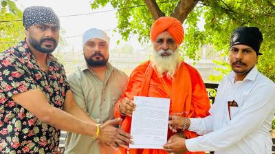  ਪੀੜਤ ਪਰਿਵਾਰ  ਰਾਜ ਸਭਾ ਮੈਂਬਰ ਸੰਤ ਬਲਬੀਰ ਸਿੰਘ ਸੀਚੇਵਾਲ  ਨੂੰ ਪੱਤਰ ਸੌਂਪਦੇ ਹੋਏ 