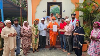  ਨੌਜਵਾਨਾਂ ਦੇ ਮਾਪੇ ਮਦਦ ਲਈ ਸੰਤ ਸੀਚੇਵਾਲ ਨੂੰ ਪੱਤਰ ਸੌਂਪ ਮਦਦ ਦੀ ਗੁਹਾਰ ਲਗਾਉਂਦੇ ਹੋਏ 