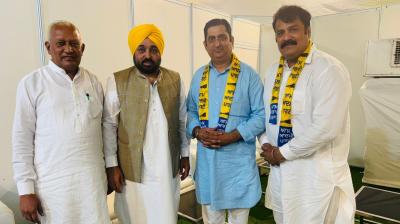  ਮੁੱਖ ਮੰਤਰੀ ਭਗਵੰਤ ਮਾਨ ਨੇ ਰਾਜ ਕੁਮਾਰ ਕਲਸੀ ਨੂੰ ਪਾਰਟੀ ਵਿੱਚ ਸ਼ਾਮਲ ਕਰਦੇ ਹੋਏ 