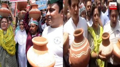 Matka phod protest against aap in delhi over water crisis