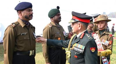 ਭਾਰਤੀ ਫੌਜ ਮੁਖੀ ਜਨਰਲ ਉਪੇਂਦਰ ਦਿਵੇਦੀ ਫੌਜ ਟੁਕੜੀਆਂ ਨੂੰ ਸਨਮਾਨਿਤ ਕਰਦੇ ਹੋਏ 