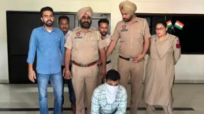 ਫੜੇ ਗਏ ਮੁਲਜ਼ਮ ਬਾਰੇ ਜਾਣਕਾਰੀ ਦਿੰਦੀ ਹੋਈ ਪੁਲਿਸ 