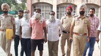 ਪੁਲਿਸ ਮੁਲਜ਼ਮਾਂ ਨੂੰ ਗ੍ਰਿਫ਼ਤਾਰ ਕਰਕੇ ਲਿਜਾਂਦੀ ਹੋਈ 