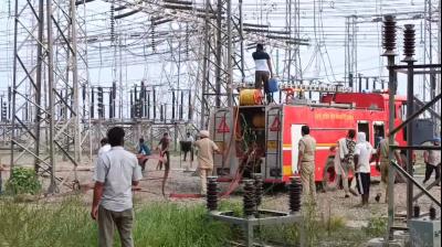 ਫਾਇਰ ਬ੍ਰਿਗੇਡ ਦੀਆਂ ਗੱਡੀਆਂ ਅੱਗ 'ਤੇ ਕਾਬੂ ਪਾਉਂਦੀਆਂ ਹੋਈਆਂ 