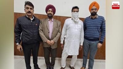 ASI An ordinary person taking a bribe of Rs 10,000 was caught red handed by the Vigilance Bureau.