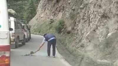 ਸੜਕ ’ਤੇ ਸਫ਼ਾਈ ਕਰ ਰਿਹਾ ਪੰਜਾਬੀ ਯਾਤਰੀ 