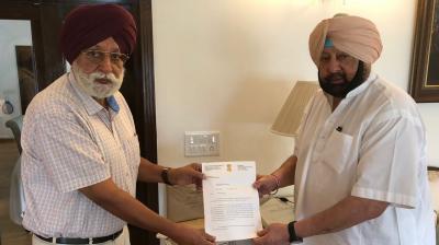 Justice Mehtab singh Gill Giving Report to Capt Amarinder Singh