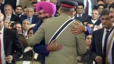 Navjot Sidhu with Paki Army Cheif 