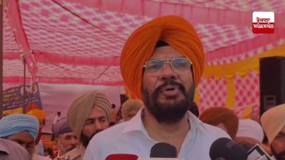 ਐਨਆਰਆਈ ਮੰਤਰੀ ਕੁਲਦੀਪ ਸਿੰਘ ਧਾਲੀਵਾਲ ਜਾਣਕਾਰੀ ਦਿੰਦੇ ਹੋਏ 