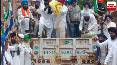 ਕਿਸਾਨ ਸੜਕਾਂ 'ਤੇ ​​ਕਣਕ ਖਿਲਾਰ ਕੇ ਸਰਕਾਰ ਖਿਲਾਫ਼ ਰੋਸ ਪ੍ਰਦਰਸ਼ਨ ਕਰਦੇ ਹੋਏ 