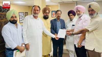 ਵਫ਼ਦ ਪੀਐਸਈਸੀ ਕਮਿਸ਼ਨ ਰਾਜ ਕਮਲ ਚੌਧਰੀ ਨੂੰ ਮੰਗ ਪੱਤਰ ਸੌਂਪਦੇ ਹੋਏ 