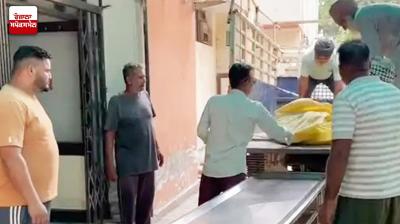 ਮ੍ਰਿਤਕ ਦੇਹਾਂ ਨੂੰ ਮੁਰਦਾਘਰ ਵਿੱਚ ਰਖਵਾਉਂਦੇ ਹੋਏ ਮੁਲਾਜ਼ਮ   