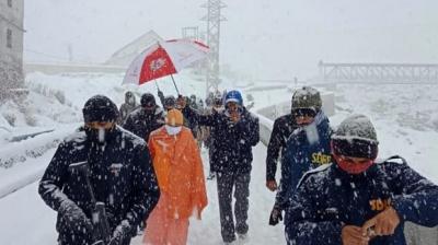 Yogi Adityanath and Trivendra Singh Rawat stuck in Kedarnath 