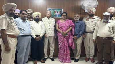 Lokpal Punjab congratulated Superintendent Harjit Singh on his retirement