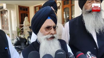 ਬਲਦੇਵ ਸਿੰਘ ਕਲਿਆਣ ਪੱਤਰਕਾਰਾਂ ਨਾਲ ਗੱਲਬਾਤ ਕਰਦੇ ਹੋਏ 