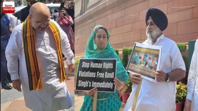 Sukhbir Badal and Harsimrat Badal protest for release of bandi Singhs