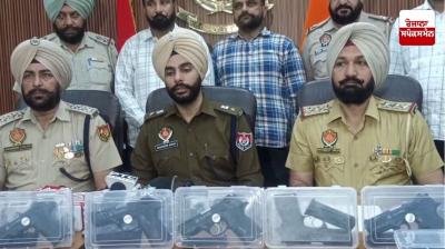 ਕਾਨਫ਼ਰੰਸ ਦੌਰਾਨ ਪੁਲਿਸ ਅਧਿਕਾਰੀ ਜਾਣਕਾਰੀ ਦਿੰਦੇ ਹੋਏ 