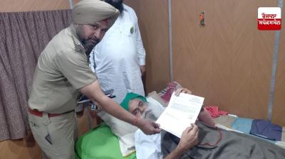 ਡੱਲੇਵਾਲ ਪੁਲਿਸ ਅਧਿਕਾਰੀ ਨੂੰ ਮੰਗ ਪੱਤਰ ਸੌਪਦੇ ਹੋਏ 