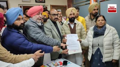 ਕਾਂਗਰਸ ਆਗੂ  ਡੀਸੀ ਨੂੰ ਮੰਗ ਪੱਤਰ ਸੌਪਦੇ ਹੋਏ 