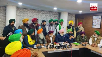  ਕਾਨਫਰੰਸ ਦੌਰਾਨ ਕਿਸਾਨ ਆਗੂ ਪ੍ਰੇਮ ਸਿੰਘ ਭੰਗੂ ਪੱਤਰਕਾਰਾਂ ਨਾਲ ਗੱਲਬਾਤ ਕਰਦੇ ਹੋਏ  