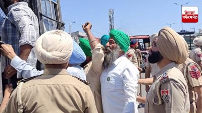 ਪੁਲਿਸ ਧਰਨਾਕਾਰੀਆਂ ਨੂੰ ਬੱਸਾਂ ਵਿਚ ਬਿਠਾਉਂਦੀ ਹੋਈ 