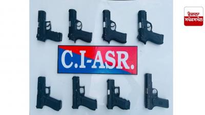 ਸਰਹੱਦ ਪਾਰੋਂ ਚੱਲ ਰਹੇ ਹਥਿਆਰ ਤਸਕਰੀ ਨੈੱਟਵਰਕ ਦਾ ਅੰਮ੍ਰਿਤਸਰ ’ਚ ਪਰਦਾਫ਼ਾਸ਼, ਅੱਠ ਪਿਸਤੌਲਾਂ ਸਮੇਤ ਦੋ ਗ੍ਰਿਫ਼ਤਾਰ