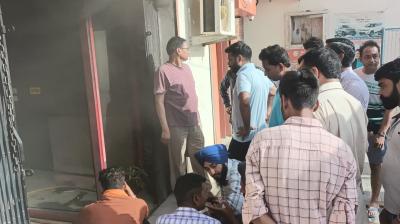 ਅੱਗ ’ਤੇ ਕਾਬੂ ਪਾਉਂਦੇ ਹੋਏ ਫਾਇਰ ਟੀਮਾਂ 