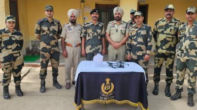 ਪੁਲਿਸ ਤੇ ਬੀਐਸਐਫ਼ ਦੇ ਜਵਾਨ ਜਾਣਕਾਰੀ ਦਿੰਦੇ ਹੋਏ 