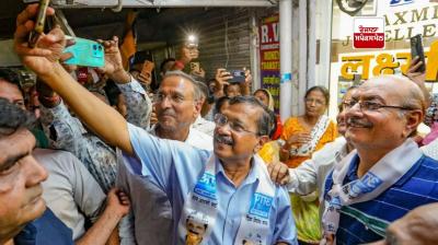  ਪੈਦਲ ਯਾਤਰਾ ਦੌਰਾਨ ਜਨਤਾ ਨਾਲ ਸੈਲਫ਼ੀ ਲੈਂਦੇ ਹੋਏ 