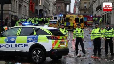 Car crushes football fans in Britain