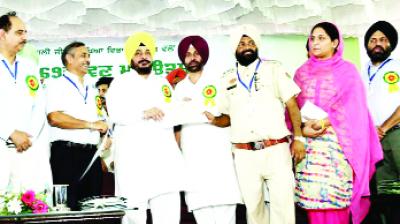 Sadhu Singh Dharamsot honors Range Officer Mohan Singh.