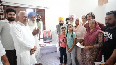 CM HANDS OVER CHEQUE WORTH RS 1 CRORE  AS FINANCIAL ASSISTANCE TO FAMILY OF MARTYR NAIK SURINDER SINGH