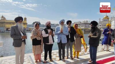 H. S.Phoolka was honored by the Shiromani Committee upon reaching Darbar Sahib.