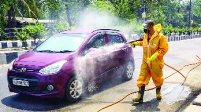 ਗੁਹਾਟੀ 'ਚ ਇਕ ਸਿਹਤ ਵਿਭਾਗ ਦਾ ਮੁਲਾਜ਼ਮ ਕਾਰ ਨੂੰ ਕੋਰੋਨਾ ਵਾਇਰਸ ਤੋਂ ਮੁਕਤ ਕਰਨ ਲਈ ਉਸ 'ਤੇ ਦਵਾਈ ਛਿੜਕਦਾ ਹੋਇਆ।  ਪੀਟੀਆਈ