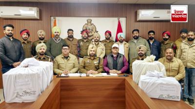 ਪੁਲਿਸ ਅਧਿਕਾਰੀ ਮੁਲਜ਼ਮਾਂ ਬਾਰੇ ਜਾਣਕਾਰੀ ਦਿੰਦੇ ਹੋਏ 