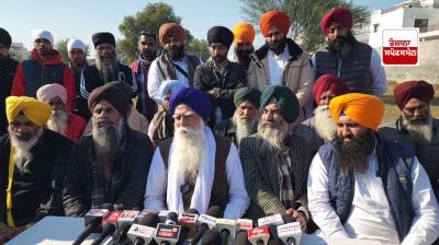  MP ਅੰਮ੍ਰਿਤਪਾਲ ਦੇ ਪਿਤਾ ਤਰਸੇਮ ਸਿੰਘ ਪੱਤਰਕਾਰਾਂ ਨਾਲ ਗੱਲਬਾਤ ਕਰਦੇ ਹੋਏ 