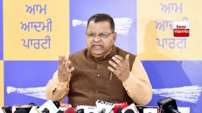 ਆਪ’ ਪੰਜਾਬ ਦੇ ਸੀਨੀਅਰ ਆਗੂ ਅਤੇ ਬੁਲਾਰੇ ਨੀਲ ਗਰਗ ਪੱਤਰਕਾਰਾਂ ਨਾਲ ਗੱਲਬਾਤ ਕਰਦੇ ਹੋਏ 