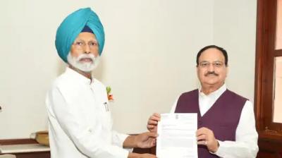 ਸੰਸਦ ਮੈਂਬਰ ਡਾ. ਅਮਰ ਸਿੰਘ, ਜੇਪੀ ਨੱਡਾ ਨੂੰ ਮੰਗ ਪੱਤਰ ਸੌਂਪਦੇ ਹੋਏ  