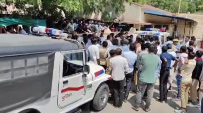 ਪੁਲਿਸ ਕਾਰਵਾਈ ਕਰਦੀ ਹੋਈ 