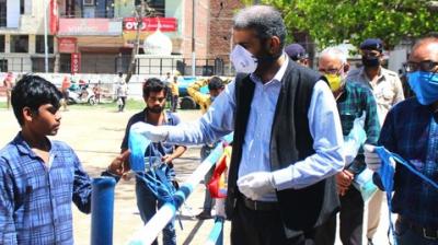 ਡਿਪਟੀ ਕਮਿਸ਼ਨਰ ਚੰਡੀਗੜ੍ਹ ਮਨਦੀਪ ਸਿੰਘ ਬਰਾੜ ਲੋੜਵੰਦਾਂ ਨੂੰ ਮਾਸਕ ਵੰਡਦੇ ਹੋਏ। 