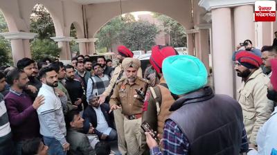 BLOs surround SSP's vehicle in Fazilka