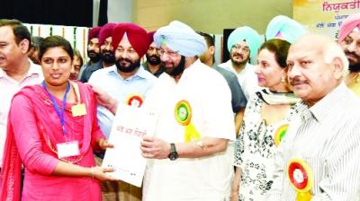 Captain Amarinder Singh Giving   Appointment letter to Recruiters