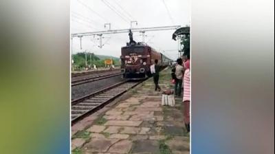 Youth climbed train shouting and questioning Chandrayaan 2